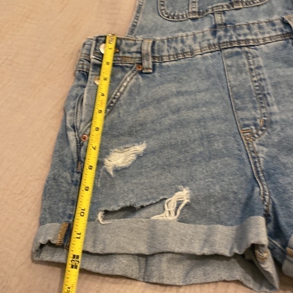 H&M blue denim overalls shorts. Size 4 - Picture 14 of 15